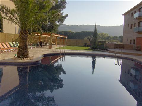 Residencial Santa Cristina - Espejo de Agua y Palmera Central