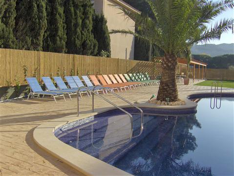 Residencial Santa Cristina - Entrada de la Piscina y Tumbonas