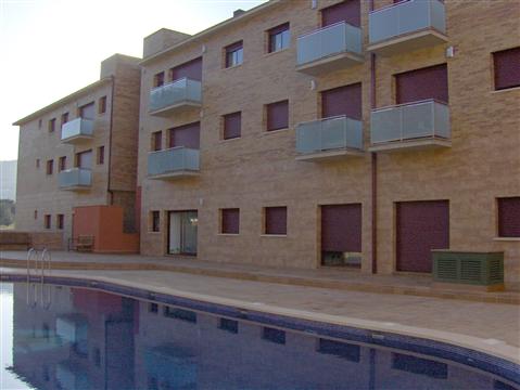 Residencial Santa Cristina - Fachada Trasera con Reflexión en Piscina