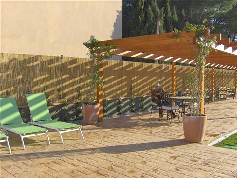 Residencial Santa Cristina - Solárium y Pérgola de Madera