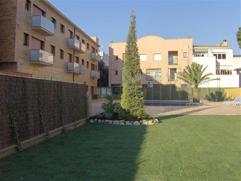 Residencial Santa Cristina - Perspectiva del Jardín y Edificio