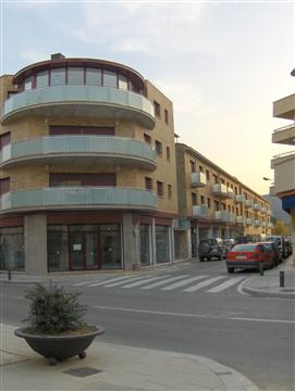 Les Cadiretes · Fachada principal y vista de la calle