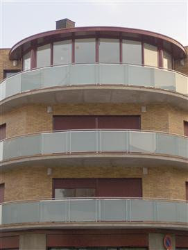 Les Cadiretes · Detalle de los balcones de la fachada principal