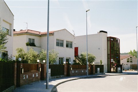 Les Guilleries - Entrada y Edificio Comercial