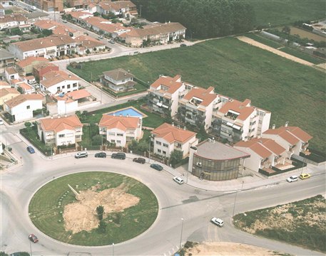 Les Guilleries - Vista Aérea de Viviendas y Piscina