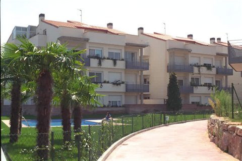 Les Guilleries - Paseo de Palmeras y Piscina