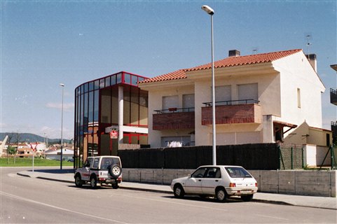 Les Guilleries - Edificio Comercial Acristalado