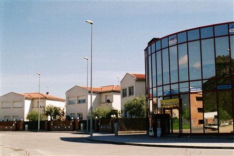 Les Guilleries - Vista Frontal Edificio Curvo Acristalado