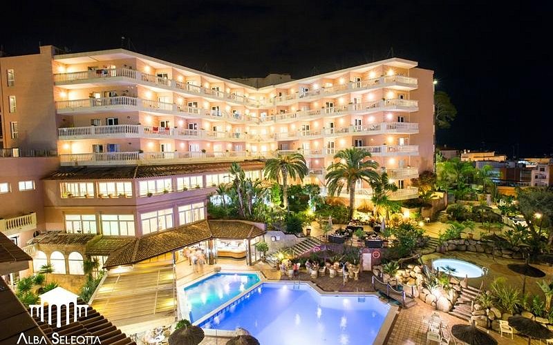 Hotel Alba Seleqtta - Iluminación Nocturna y Piscinas