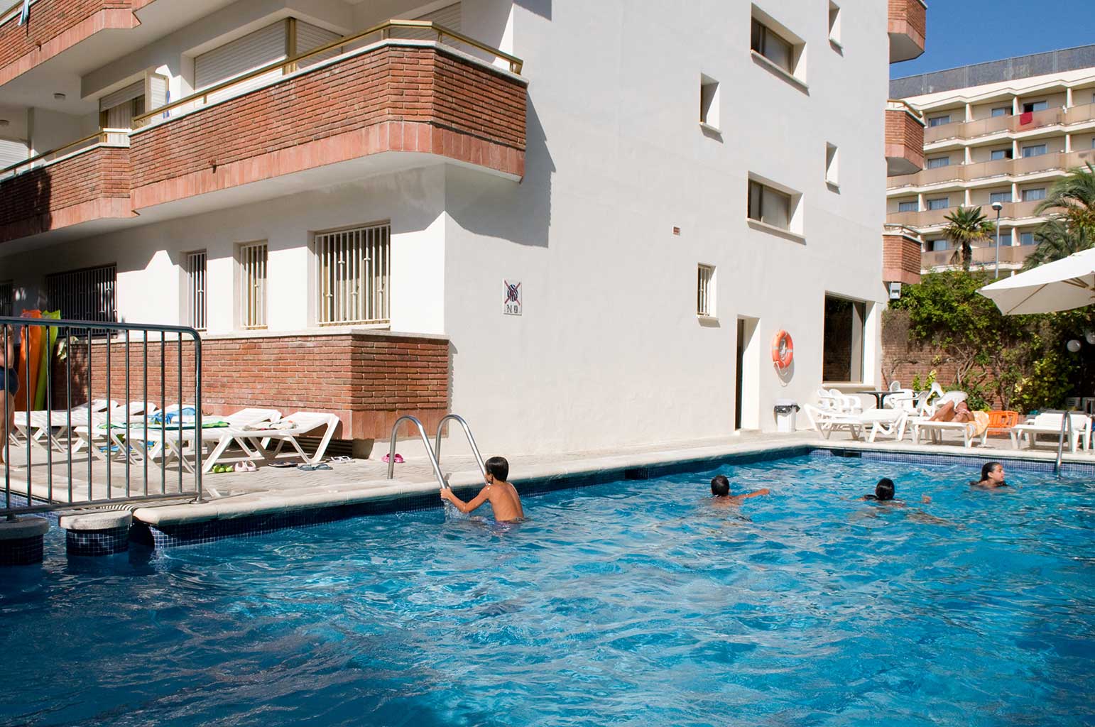 Apartamentos El Dorado - Zona de Piscina